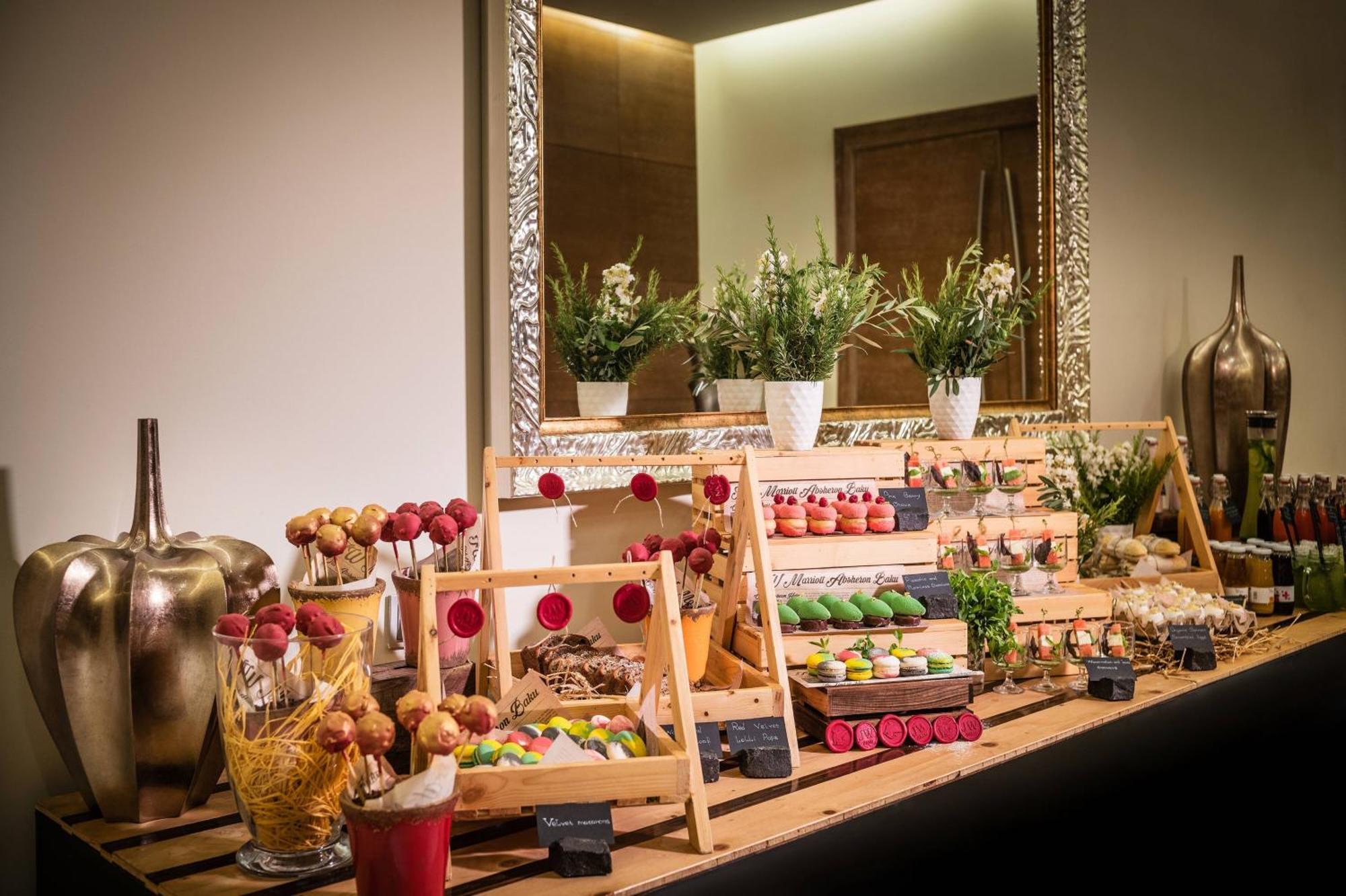 Jw 메리어트 압셰론 바쿠 호텔 외부 사진 A dessert buffet