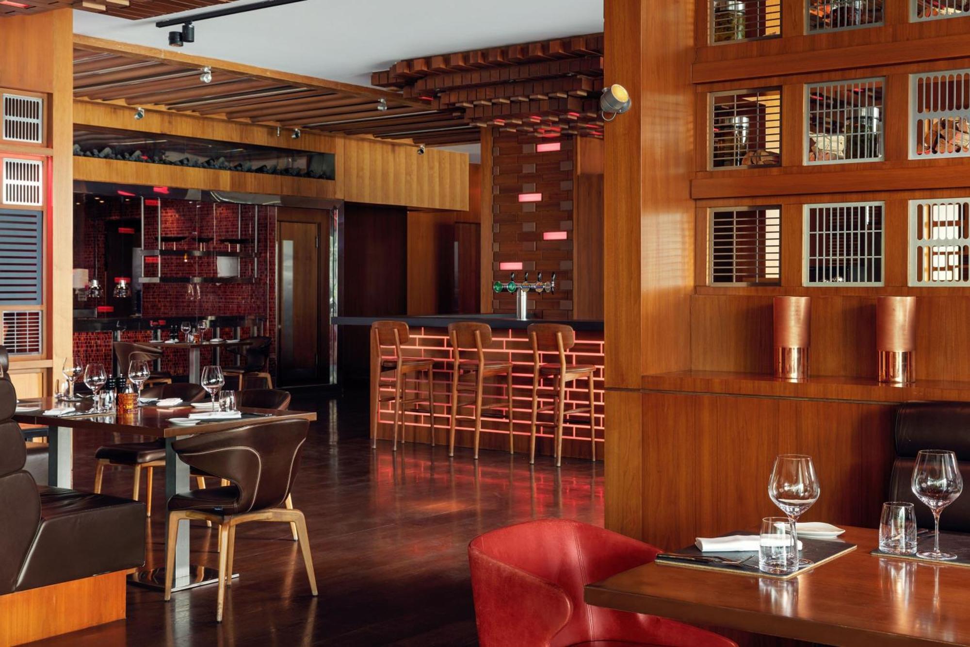 Jw 메리어트 압셰론 바쿠 호텔 외부 사진 Interior of a PF. Chang's restaurant