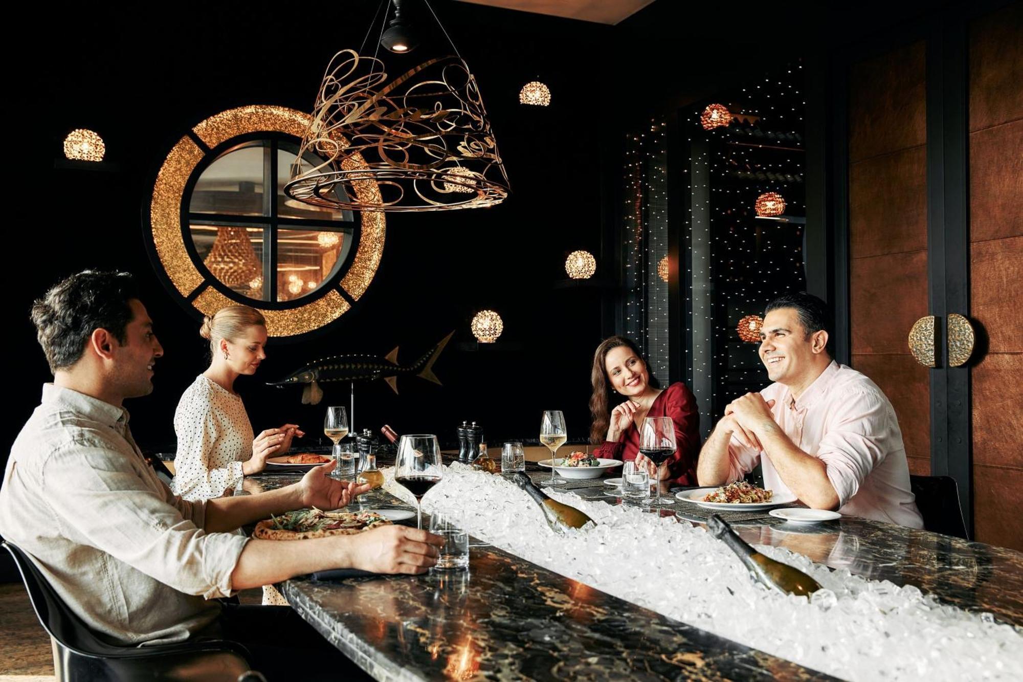 Jw 메리어트 압셰론 바쿠 호텔 외부 사진 The bar at the restaurant