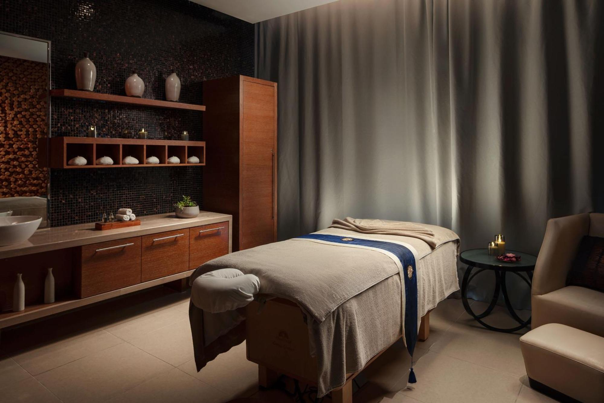 Jw 메리어트 압셰론 바쿠 호텔 외부 사진 A massage bed