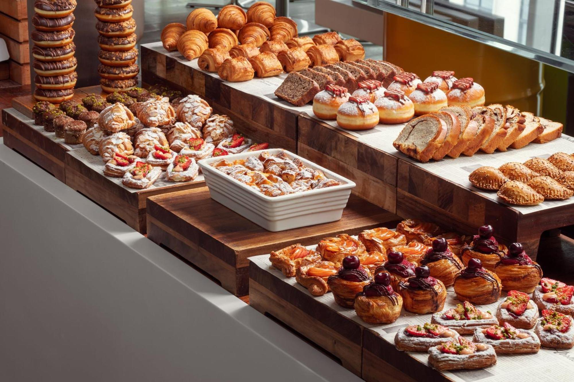 Jw 메리어트 압셰론 바쿠 호텔 외부 사진 A pastry display